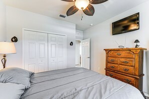 2 bedrooms, iron/ironing board, travel cot, Internet - Fire Table & Home Gym: Secluded Naples Home (Naples)