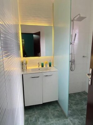 Soap, toilet paper - Magnifique Studio Riviera Mbadon (Riviera 4 M’Badon Abidjan)