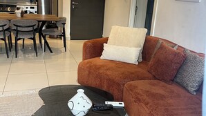 Leilighet – executive, bassengutsikt | Oppholdsområde | Flatskjerm-TV