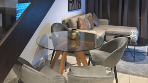 Luksus-toetasjesleilighet, balkong | Oppholdsområde | Flatskjerm-TV