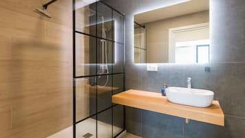 Rumah | Kamar mandi | Shower, pengering rambut, dan handuk
