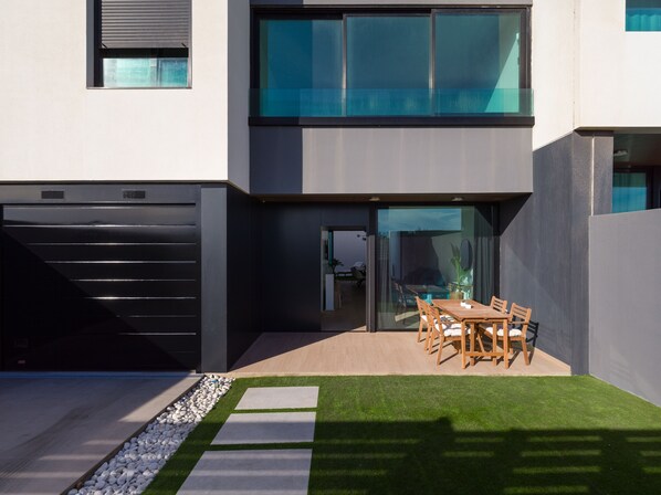 Outdoor dining - Sunset Beach Chalet in Pozo Izquierdo Gran Canaria (Santa Lucia)