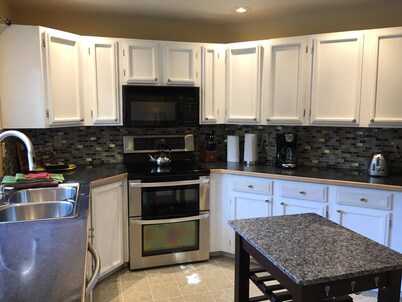 Sunny culdesac home: pet friendly fenced ac garage fireplace