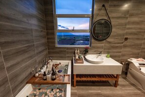 Chambre Double Luxe, salle de bains privée, vue montagne | Salle de bain