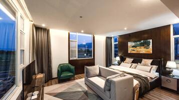 Grand Double Room | Free WiFi, bed sheets
