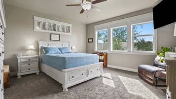 3 bedrooms, desk, iron/ironing board, travel crib