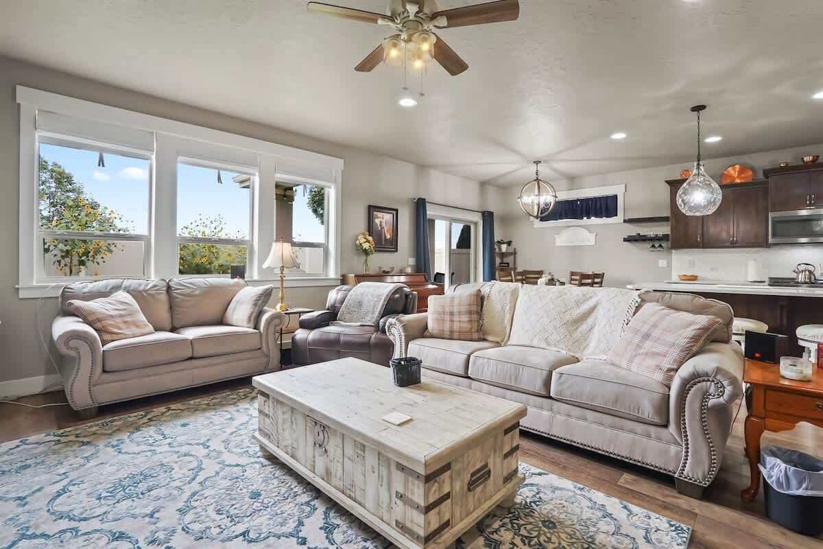 Een smart-tv, een open haard, een stereo en een kantoor