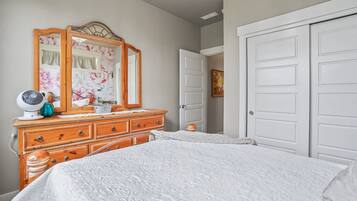 3 chambres, bureau, fer et planche Ă repasser, lit parapluie