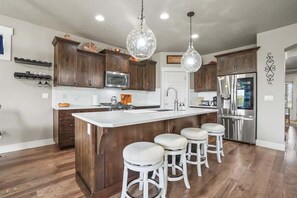 Een koelkast, een magnetron, een oven, een kookplaat