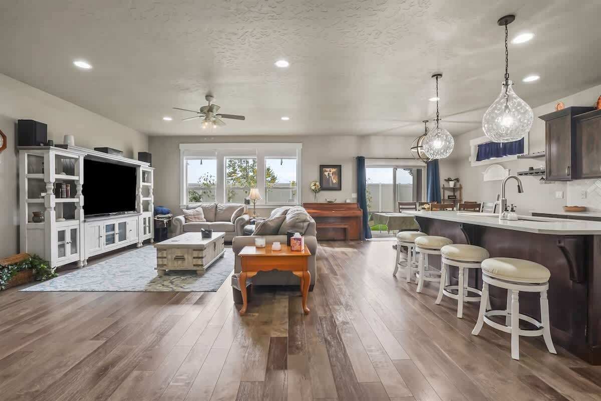 Smart-tv, een open haard, een stereo en een kantoor