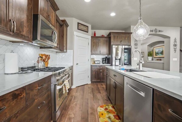 ثلاجة، ميكروويف، فرن، موقد طهي مسطح