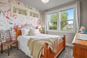 3 bedrooms, desk, iron/ironing board, travel crib
