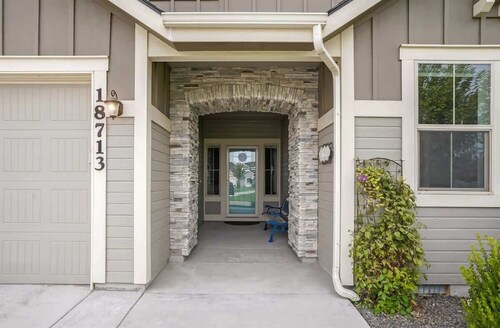 Family Retreat in Nampa | Sleeps 12 | Private Yard, BBQ & Park Access