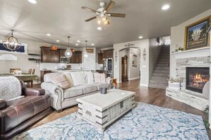 تلفزيون ذكي، مدفأة، ستيريو، مكتب