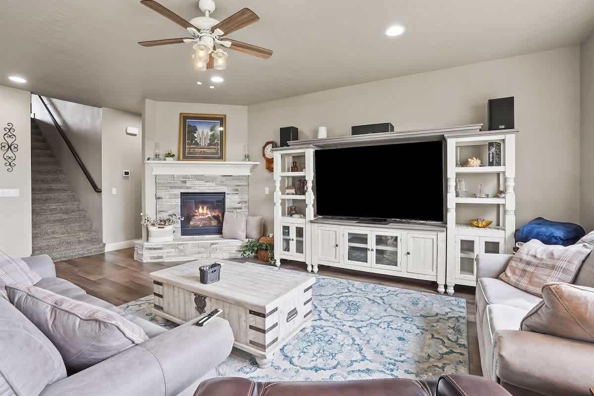 Smart TV, fireplace, stereo, offices