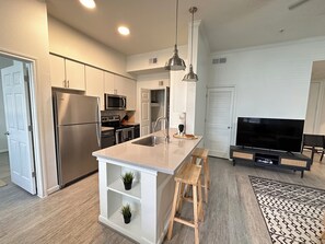 Frigorifero, microonde, forno, piano cottura