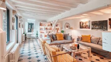 Een smart-tv, een open haard, een dvd-speler en een tafeltennistafel