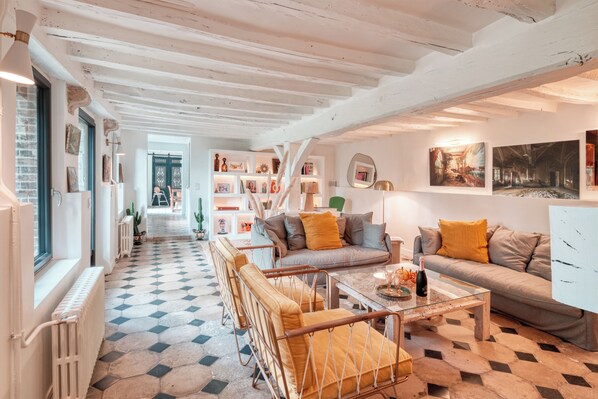 Smart TV, fireplace, DVD player, table tennis