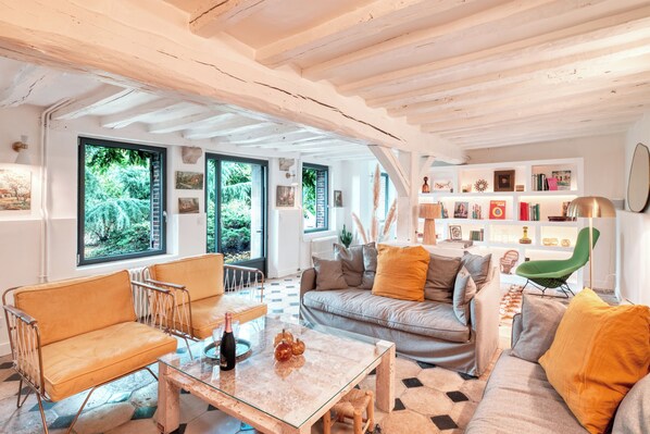 Smart-TV, Kamin, DVD-Player, Tischtennisplatte