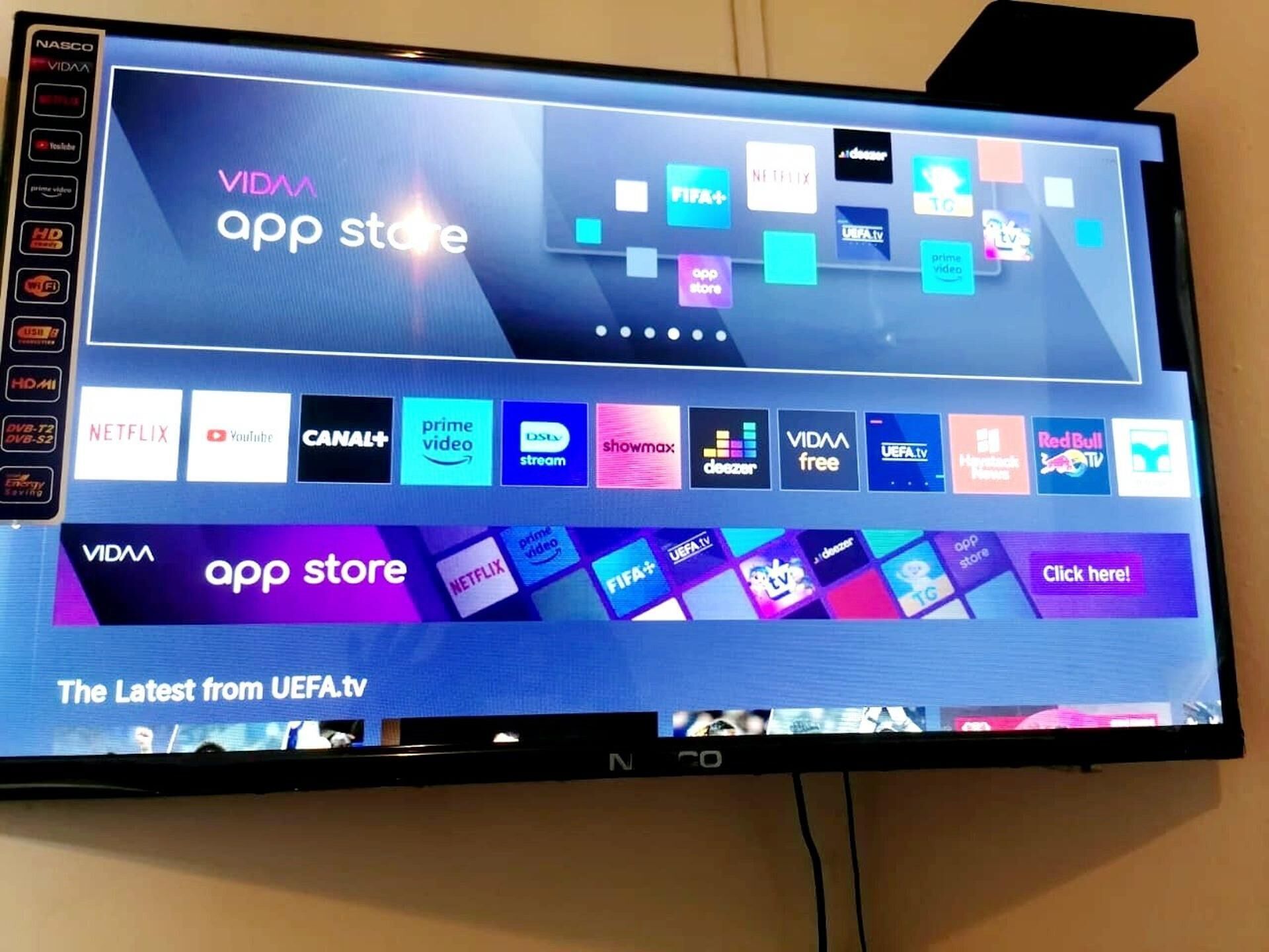 Una pantalla de televisión mostrando una interfaz de tienda de aplicaciones con varios iconos de servicios de transmisión.