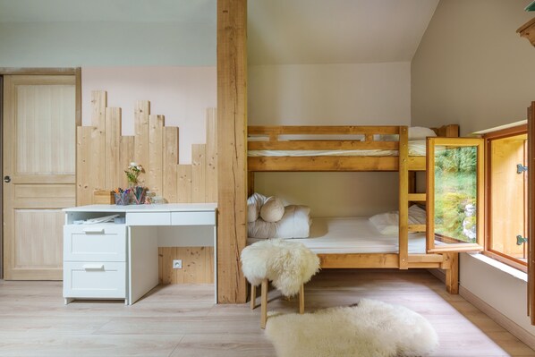 5 bedrooms, iron/ironing board, free WiFi, bed sheets