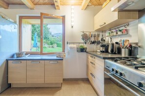 Een koelkast, een microgolfoven, een oven, een vaatwasser