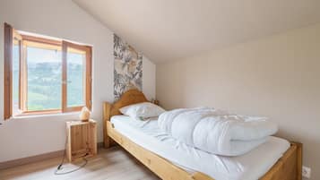 5 bedrooms, iron/ironing board, free WiFi, bed sheets