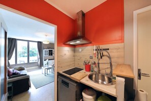 Réfrigérateur, micro-ondes, lave-vaisselle, cafetière/bouilloire