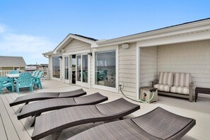 Outdoor dining - Luxurious 7-Bedroom Oceanfront Rental in Bethany with Decks, Elevator, and More! (South Bethany)