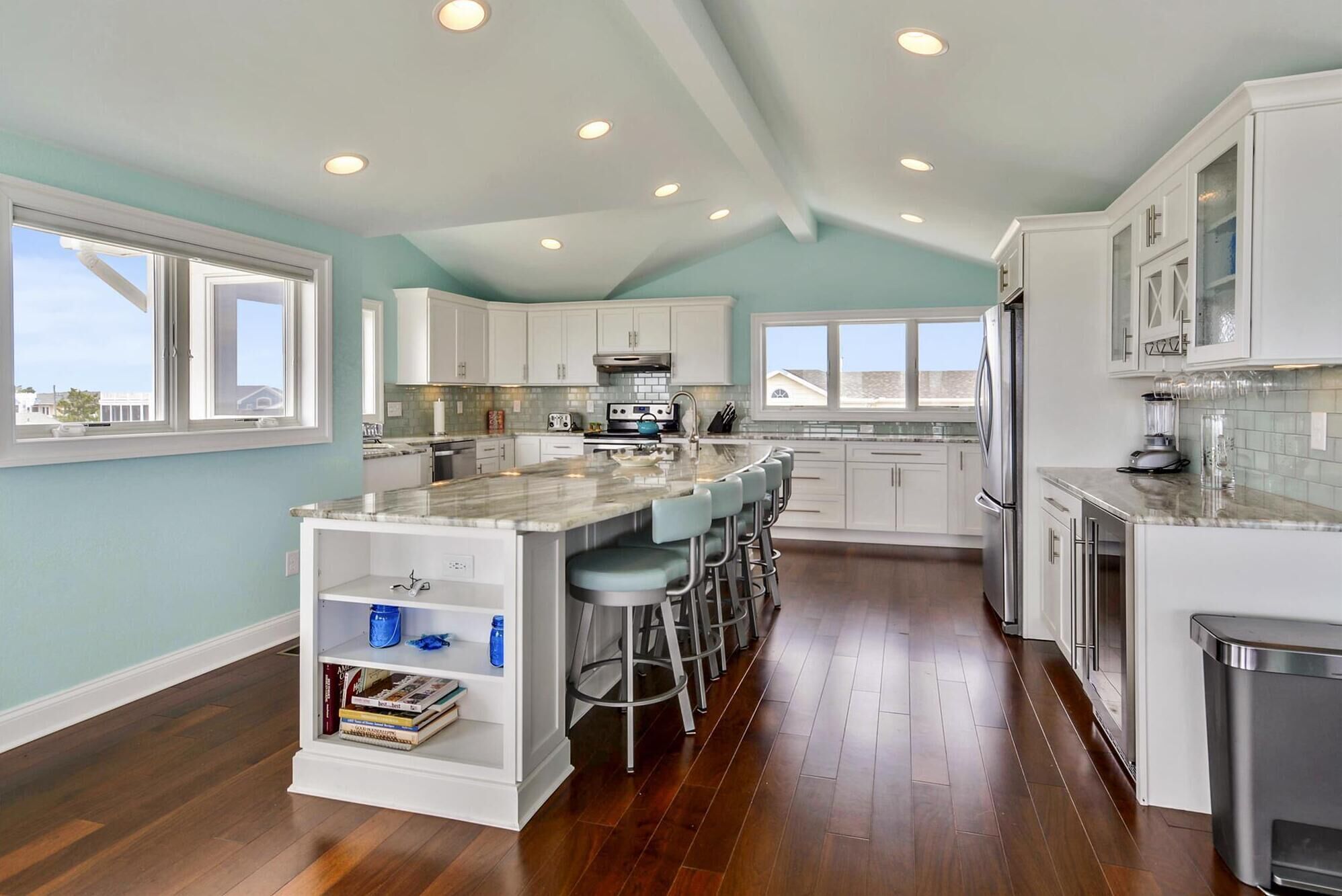 ثلاجة، ميكروويف، فرن، موقد طهي مسطح