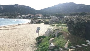 Una platja amb un senyal que indica que no està vigilada.