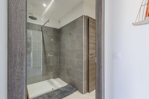 Free toiletries, hair dryer