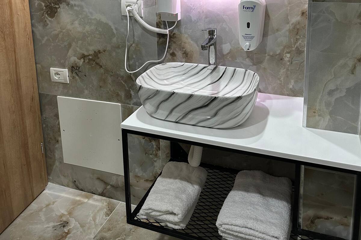 Deluxe Double or Twin Room, City View | WiFi (free)