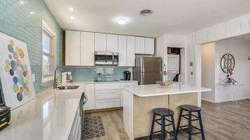 Fridge, microwave, stovetop, dishwasher