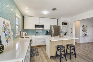 Geladeira, micro-ondas, cooktop, lava-louças