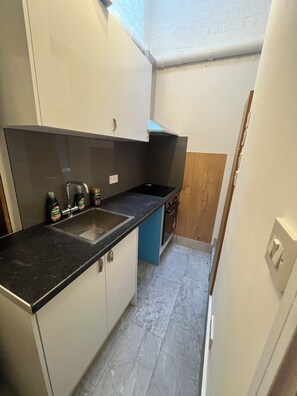 Jääkaappi, mikroaaltouuni, uuni, liesi