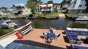 Un quai pour bateaux doté d’un espace de repos abrité, d’une table et de chaises.