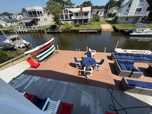 Un quai pour bateaux doté d’un espace de repos abrité, d’une table et de chaises.