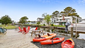 Une propriété située au bord de l’eau, dotée d’un quai, de kayaks et de pédalos.