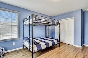 A bunk bed in a room with blue walls and wooden flooring. - 7 Bedroom Bayside Home in Bethany Beach: Elevator, Pool, Short Walk to Beach! (South Bethany)