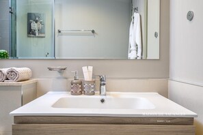 Appartement | Badkamer | Een aparte badkuip en douche, een diep bad, een haardroger, handdoeken