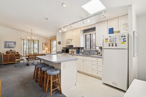 Fridge, microwave, oven, stovetop - Charming Oceanside Saltbox Style Home in Bethany Beach! (South Bethany)