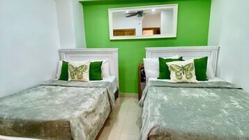 2 quartos, cofres nos quartos, escrivaninha