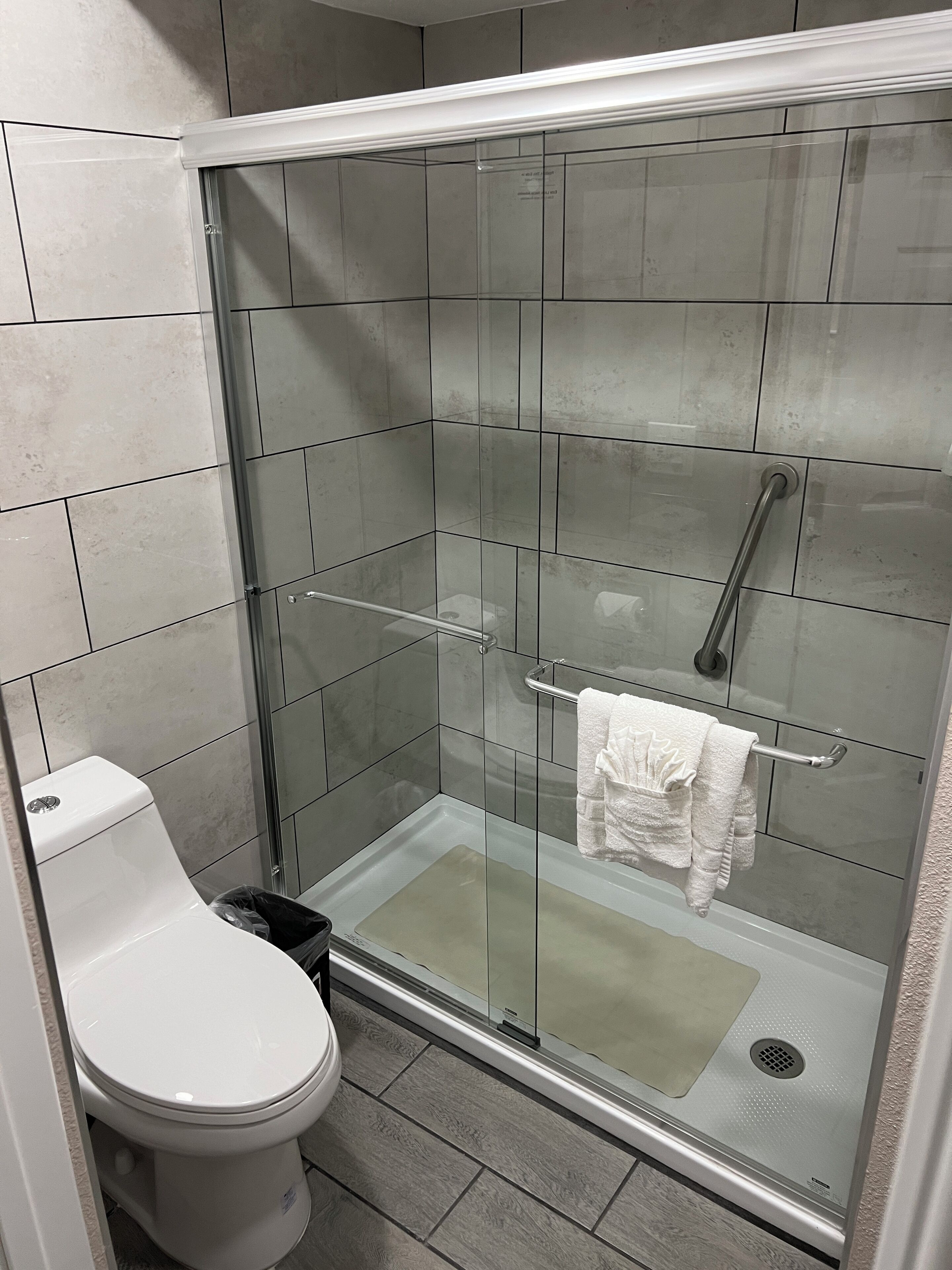 Ducha, secador de pelo, toallas, jabón
