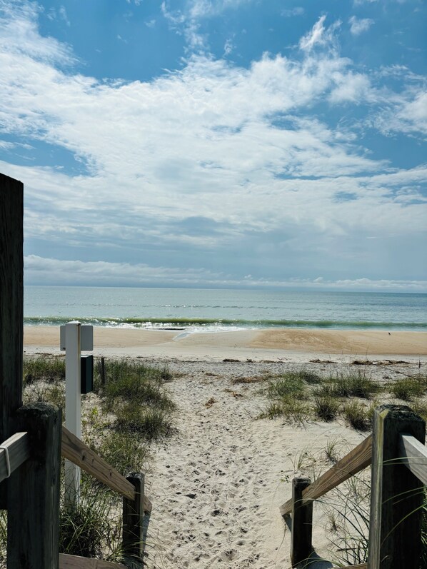 Ligstoelen aan het strand, strandlakens
