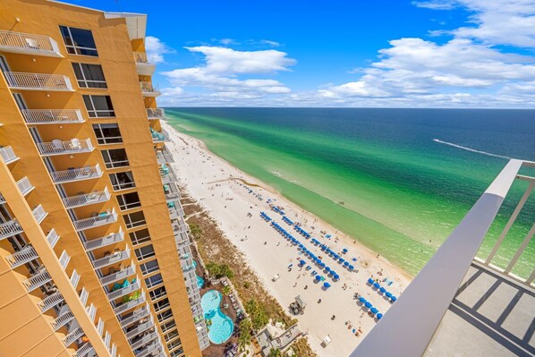 Sun-loungers, beach towels - Beautifully renovated 3-2 unit at Splash with beach service during season. (Panama City Beach)