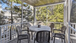 Outdoor dining - Oceanside Beach: Rooftop Deck, 5 BR (South Bethany)