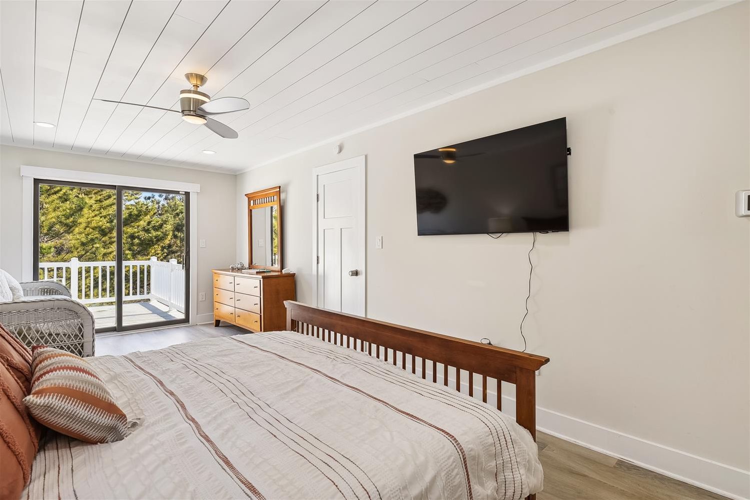 4 bedrooms, iron/ironing board, free WiFi