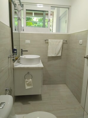 Separate bathtub and shower, deep-soaking bathtub, towels - Tropical Retreat in Sosua Paradise (Sosúa)