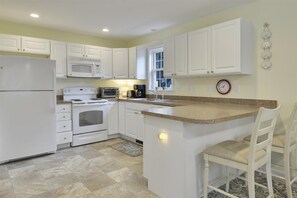 Kylskåp, mikrovågsugn, ugn och spishäll